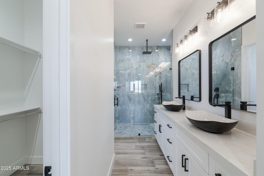 Main Bathroom Main Bathroom