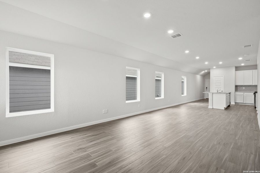 Spacious, unfurnished interior of a new home in Dauer Ranch, New Braunfels (Image 16). Spacious, unfurnished interior of a new home in Dauer Ranch, New Braunfels (Image 16).