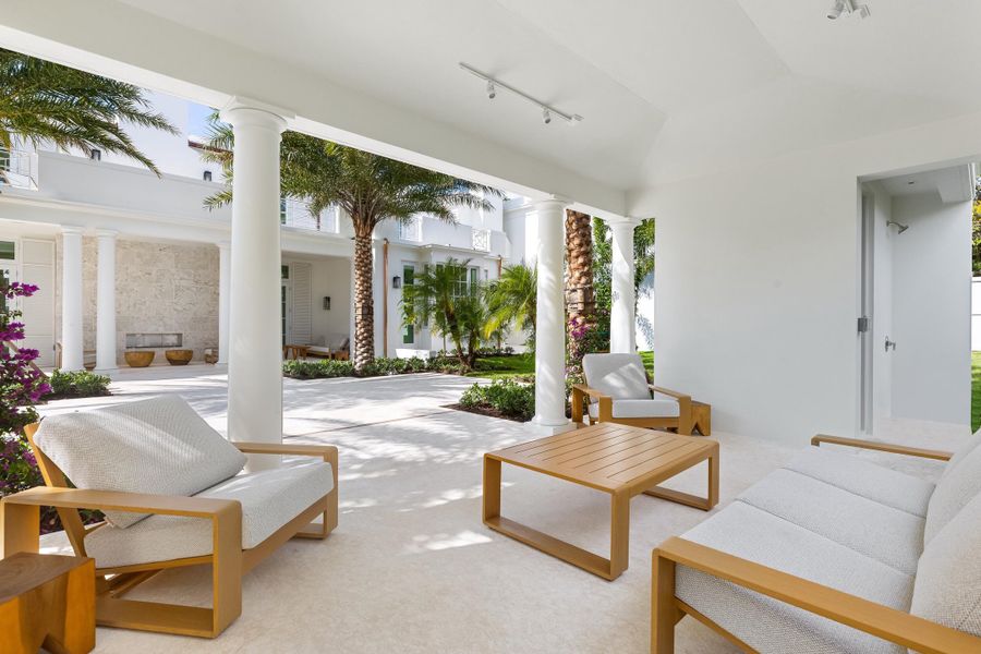 Cabana Wet Bar to Pool