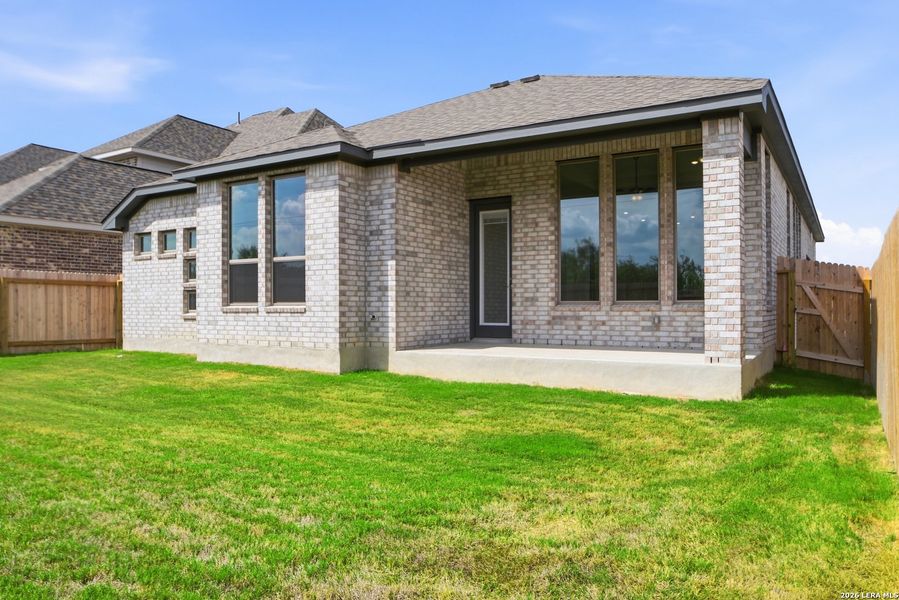 Exterior details and patio area of a home in Haby Hill 50s, San Antonio (Image 3).