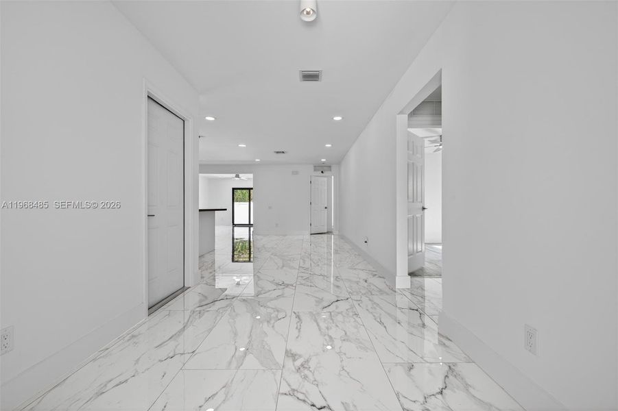 Spacious, unfurnished interior of a new home in , Fort Lauderdale (Image 16).
