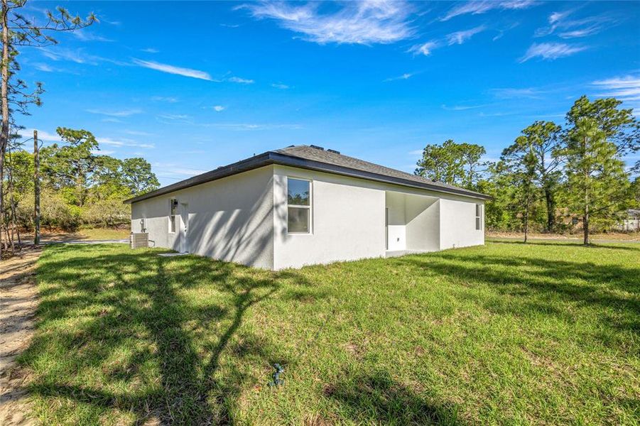 Exterior details and patio area of a home in , Citrus Springs (Image 4).