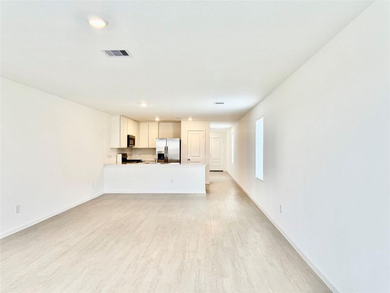 Spacious, unfurnished interior of a new home in Esperanza, Richmond (Image 11).