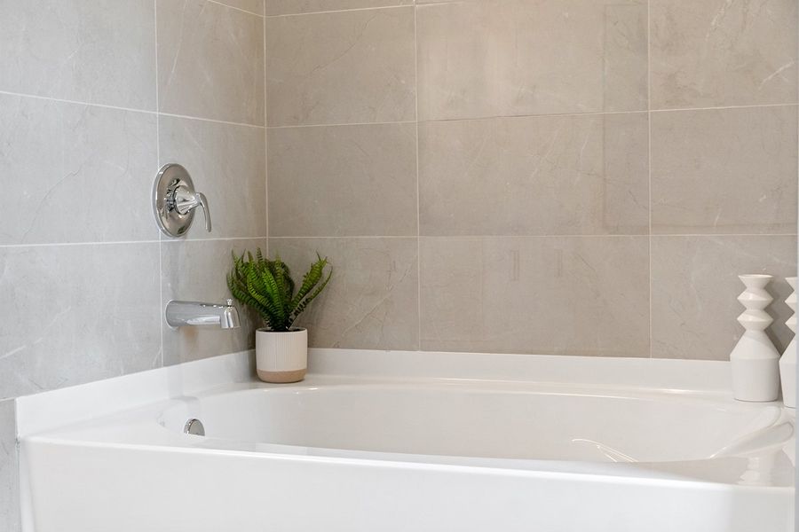 Tub with tile surround at primary bath