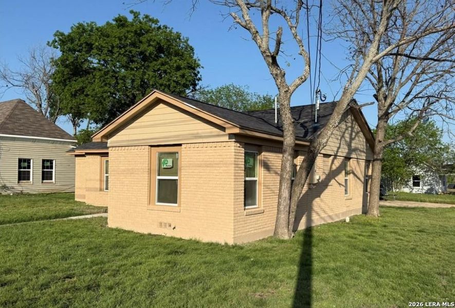 Exterior details and patio area of a home in , Killeen (Image 3).