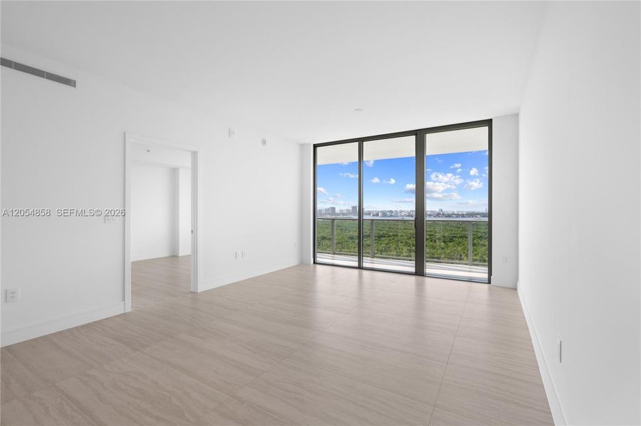 Spacious, unfurnished interior of a new home in One Park Tower, Miami (Image 37).
