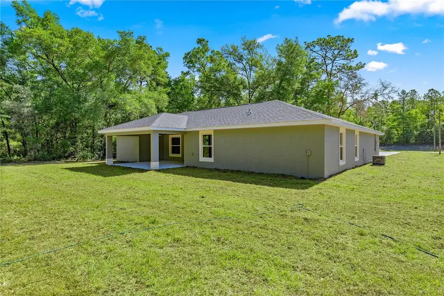 Exterior details and patio area of a home in , Dunnellon (Image 4).