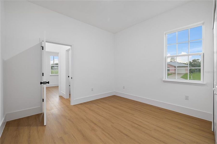 Spacious, unfurnished interior of a new home in , Ocala (Image 33).