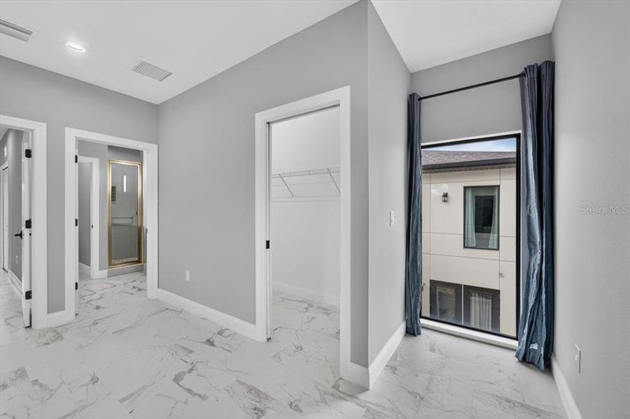 Spacious, unfurnished interior of a new home in , Tampa (Image 73).
