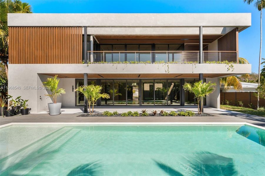 Condo located in Miami, FL showcasing its design and architecture (Image 4).