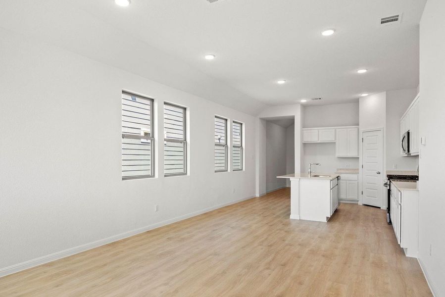 Spacious, unfurnished interior of a new home in Trinity Ranch, Elgin (Image 18).