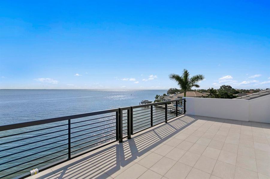 Exterior details and patio area of a home in , St. Petersburg (Image 21).