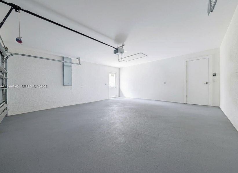 Spacious, unfurnished interior of a new home in , Lehigh Acres (Image 18).