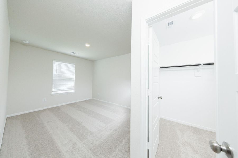Spacious, unfurnished interior of a new home in Bammel Oaks, Houston (Image 19).