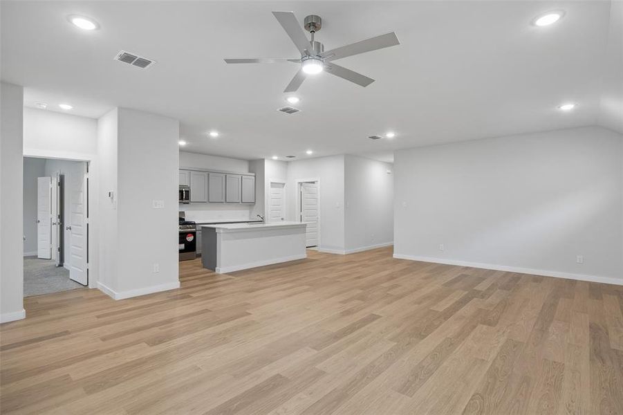 Spacious, unfurnished interior of a new home in , Lavon (Image 27).