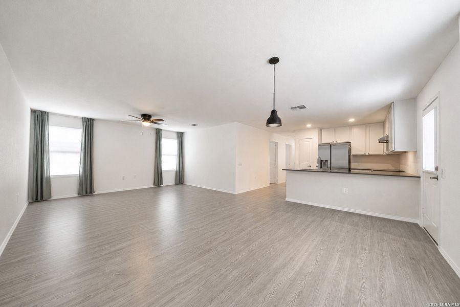 Spacious, unfurnished interior of a new home in Mission del Lago, San Antonio (Image 21).