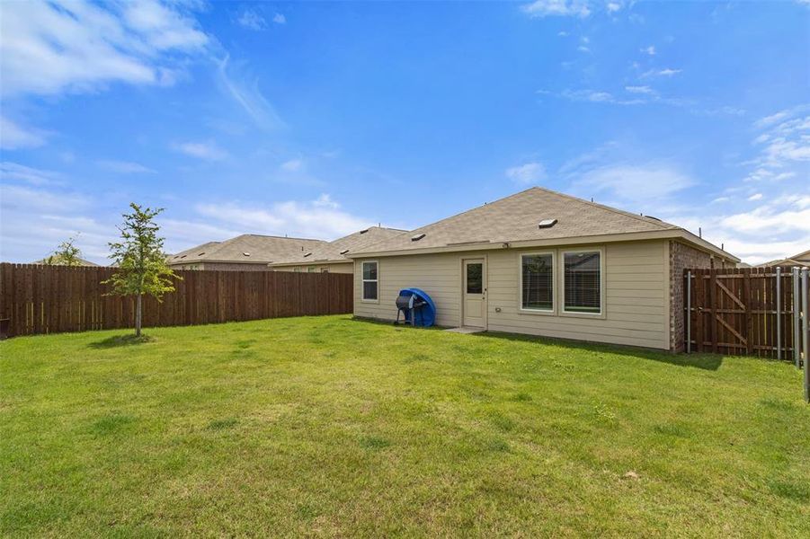 Exterior details and patio area of a home in Prairie View, Ennis (Image 2).