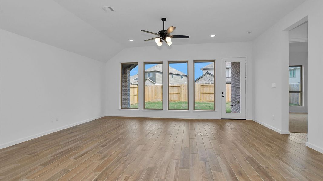 Spacious, unfurnished interior of a new home in Candela South 50', Richmond (Image 14).