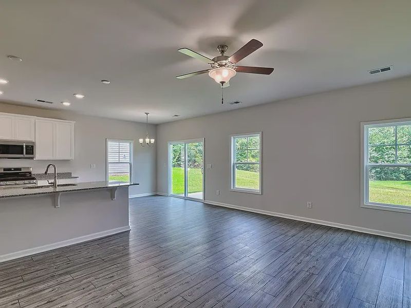Spacious, unfurnished interior of a new home in Emanuel Creek, West Columbia (Image 10).