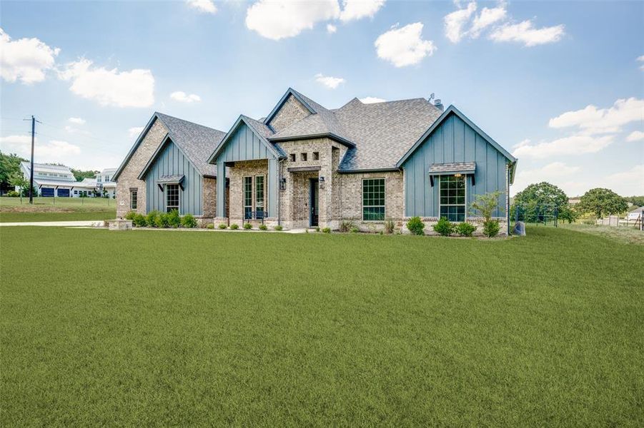 View of front facade featuring a front lawn