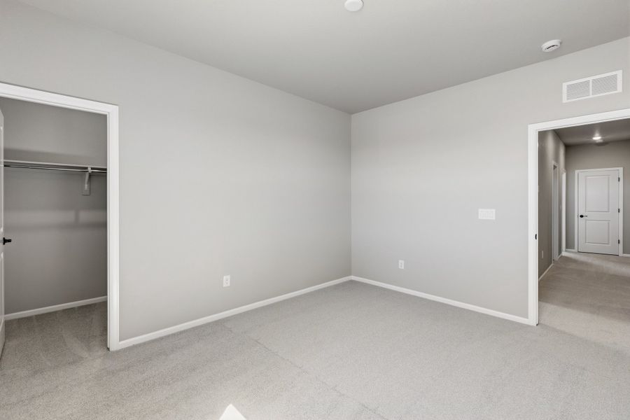 Spacious, unfurnished interior of a new home in The Estates Collection at Murphy Creek, Aurora (Image 22).