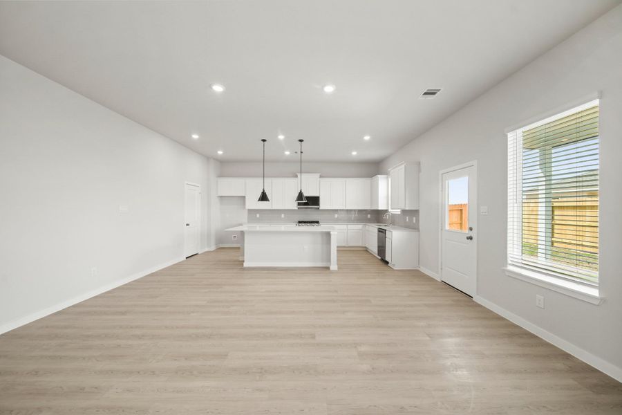 Spacious, unfurnished interior of a new home in Sunterra Lakes, Brookshire (Image 10).