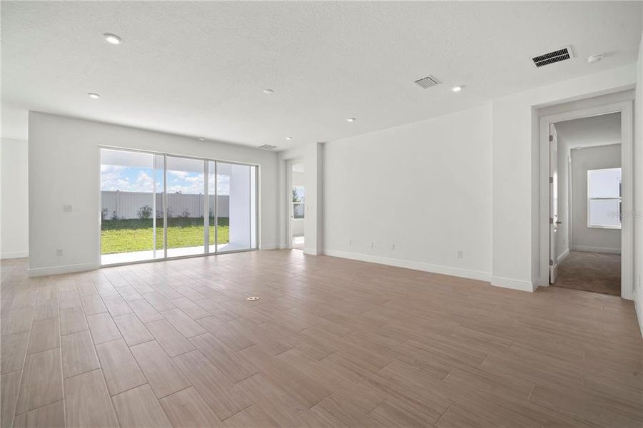 Spacious, unfurnished interior of a new home in Fieldstone, Plant City (Image 18).