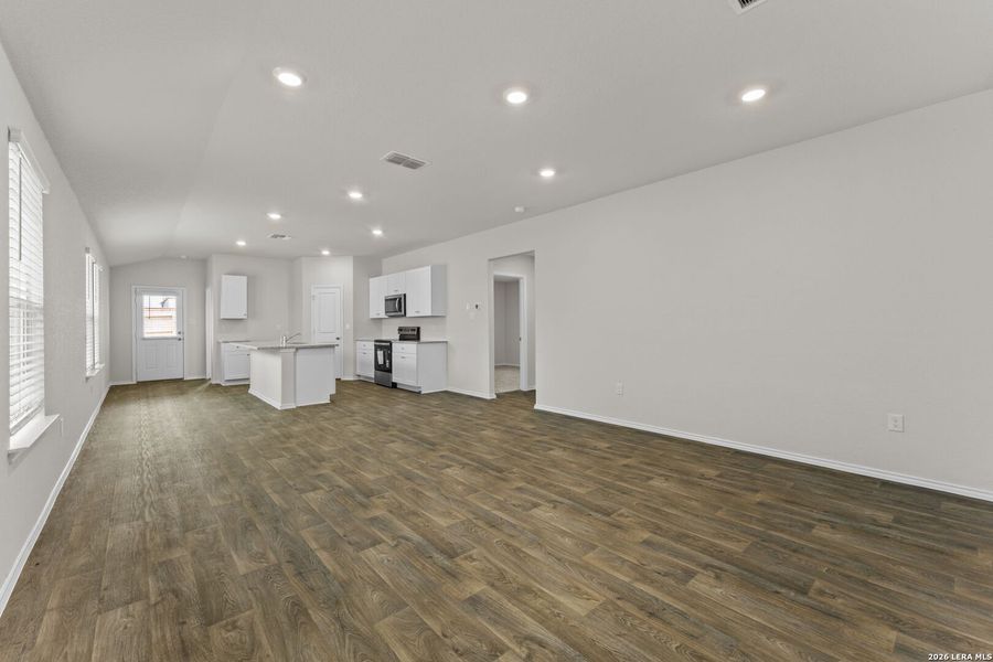 Spacious, unfurnished interior of a new home in Laurel Vistas, San Antonio (Image 19).
