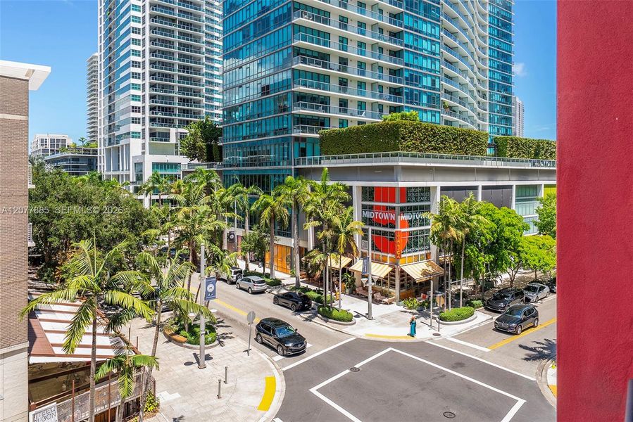 Condo located in Miami, FL showcasing its design and architecture (Image 18).