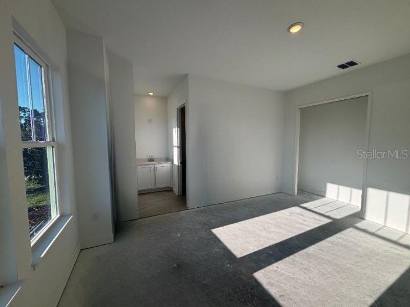 Spacious, unfurnished interior of a new home in Ardisia Park Estate, New Smyrna Beach (Image 18).