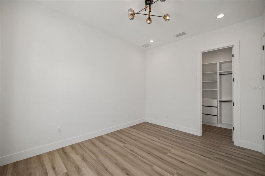 Spacious, unfurnished interior of a new home in , Tampa (Image 43).