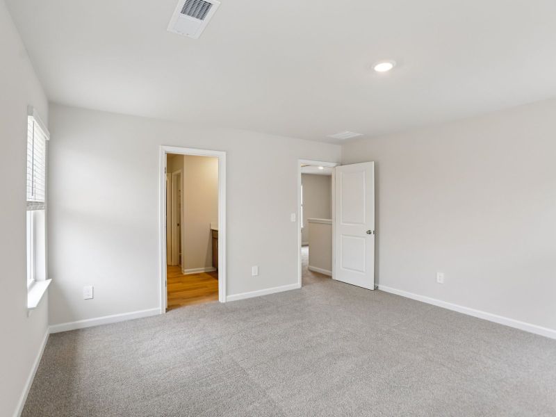 Spacious, unfurnished interior of a new home in Hawthorne Station, College Park (Image 16).