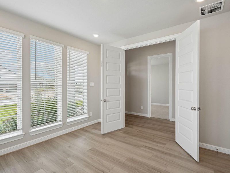Spacious, unfurnished interior of a new home in Massey Oaks - Estate Series, Pearland (Image 38).