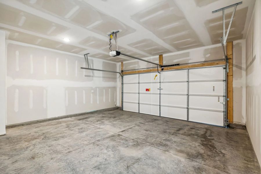 Spacious, unfurnished interior of a new home in Cades Bluff, Lebanon (Image 40).