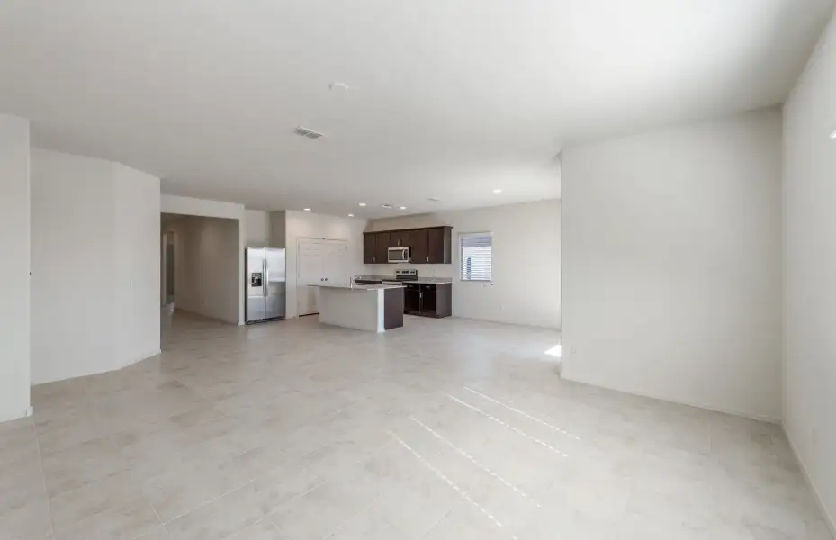 Spacious, unfurnished interior of a new home in El Rancho Santa Rosa, Maricopa (Image 17).