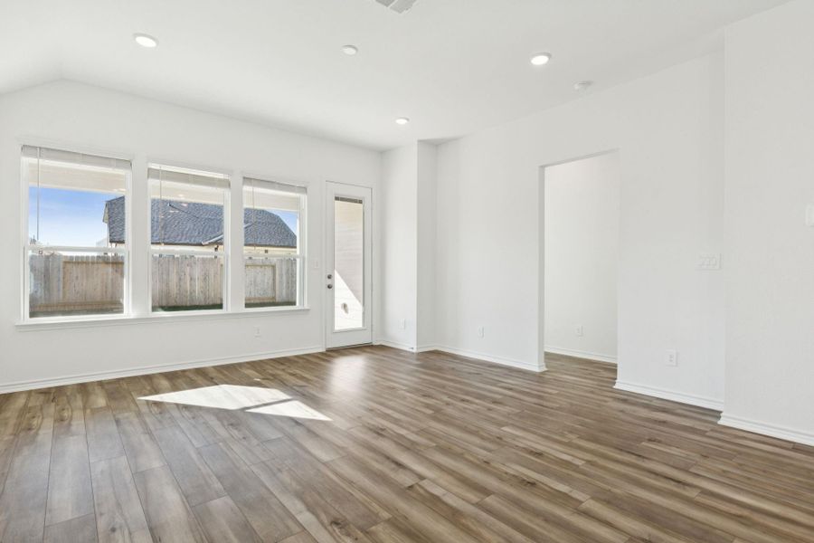 Spacious, unfurnished interior of a new home in Montgomery Bend, Montgomery (Image 16).