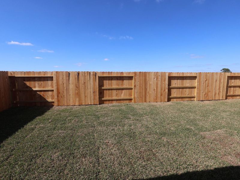 Exterior details and patio area of a home in Lago Mar, Santa Fe (Image 4).