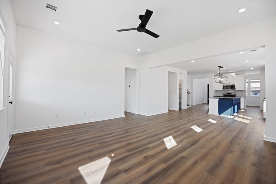 Spacious, unfurnished interior of a new home in Kendall Lakes, Alvin (Image 25).