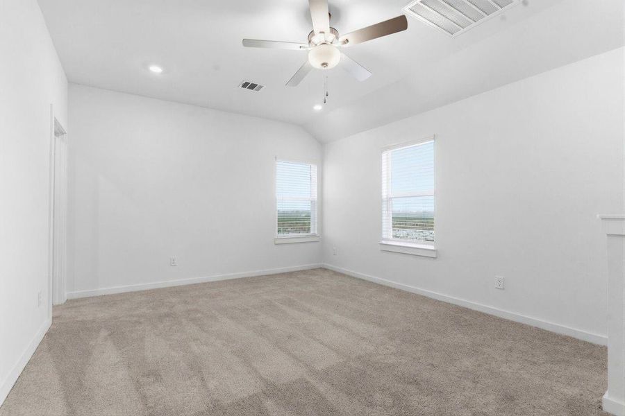Spacious, unfurnished interior of a new home in , Iowa Colony (Image 26).