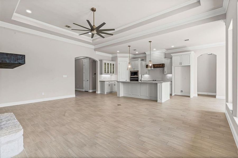 Spacious, unfurnished interior of a new home in Pecan Plantation, Granbury (Image 29).