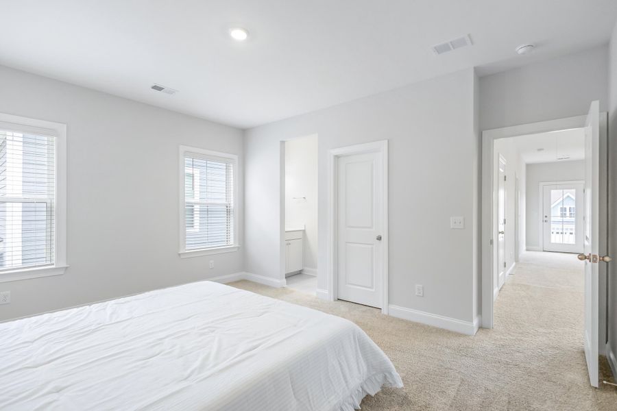 Spacious, unfurnished interior of a new home in Tidewater at Lakes of Cane Bay, Summerville (Image 59).