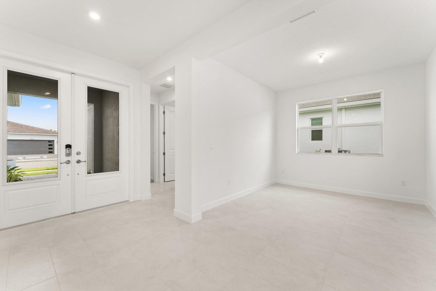 Spacious, unfurnished interior of a new home in Tradition - Telaro, Port St. Lucie (Image 9).