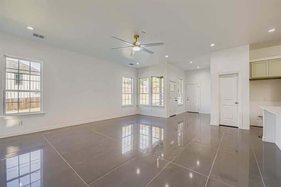 Spacious, unfurnished interior of a new home in , Grand Prairie (Image 11).