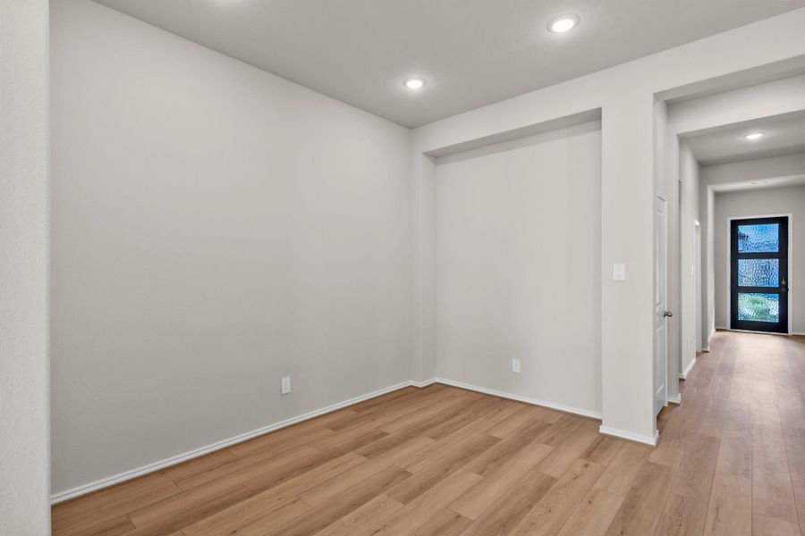 Spacious, unfurnished interior of a new home in The Highlands 45', Porter (Image 18).