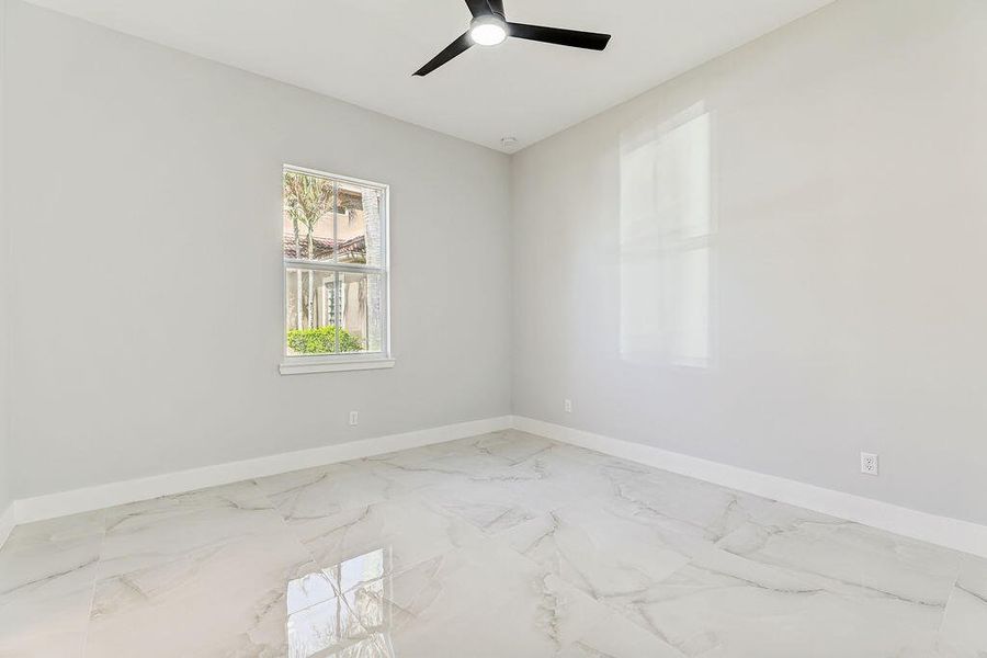 5DM40131_2_3_4_5Interior01