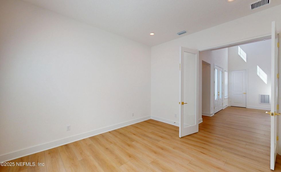 Spacious, unfurnished interior of a new home in Seven Pines, Jacksonville (Image 9).