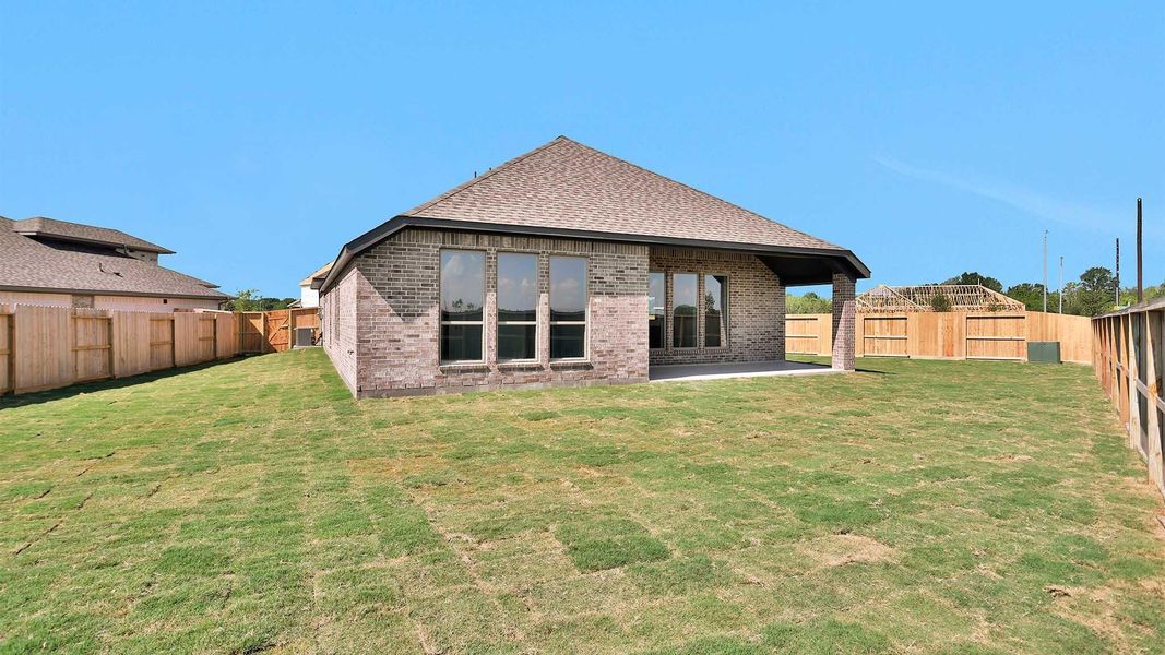 Exterior details and patio area of a home in Valencia, Manvel (Image 2).