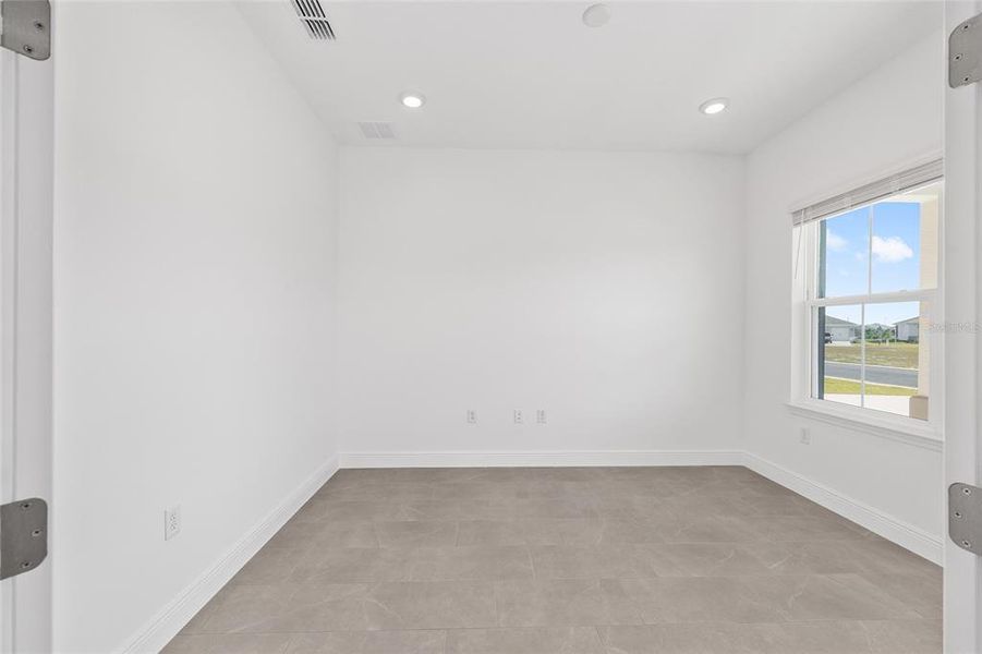 Spacious, unfurnished interior of a new home in , Ocala (Image 12).