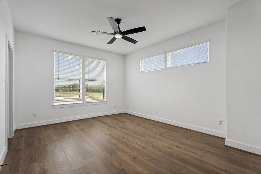 Spacious, unfurnished interior of a new home in Hallimore Ranch, Rosenberg (Image 20).