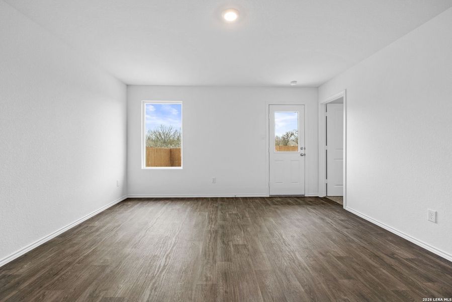 Spacious, unfurnished interior of a new home in Avenida, Converse (Image 10).